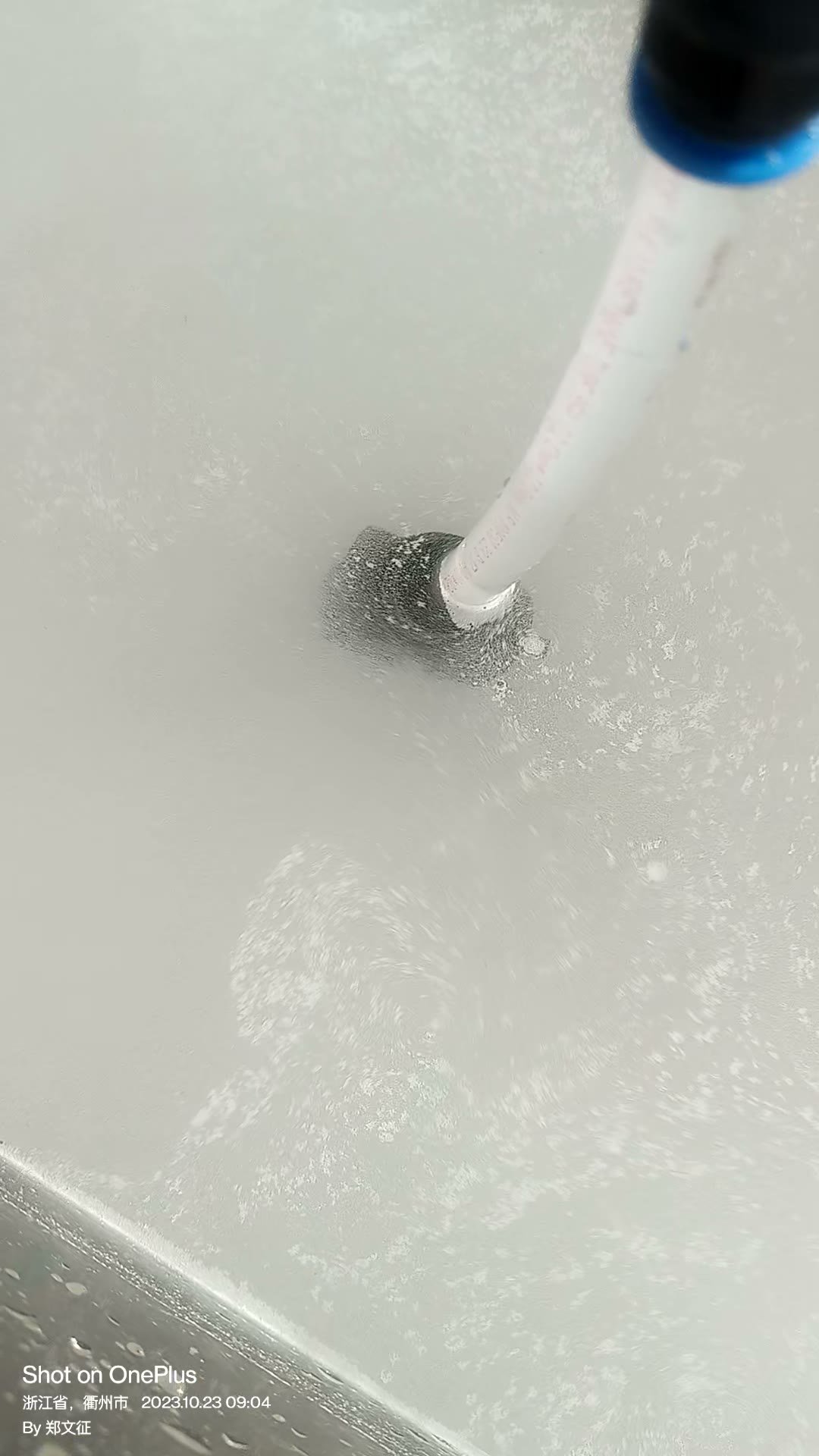 通入微气泡后乳白色